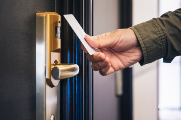 Lee más sobre el artículo Cerraduras Inteligentes en Apartamentos Turísticos: Seguridad y Comodidad